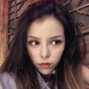 外国美女被绑在床上扒衣吸乳液
