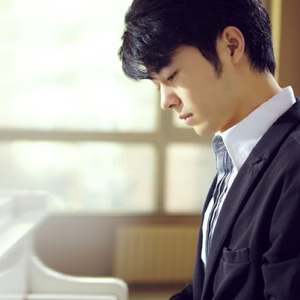 外国美女被绑在床上扒衣吸乳液
